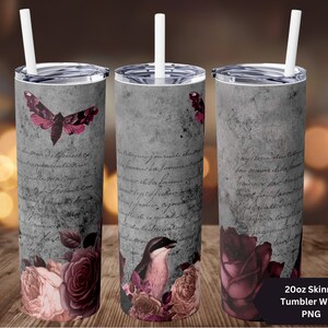 Könnte beinhalten: Ein 20oz Skinny Tumbler Wrap Design mit grauem Hintergrund, handschriftlichem Text, einem Nachtfalter, einem Vogel und rosa und burgunderfarbenen Rosen. Das Design ist perfekt für die Sublimation.