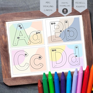 Può includere: Schede di tracciamento ABC educative con cornice in legno con le lettere A, B, C e D. Ogni scheda presenta una lettera con guide di tracciamento numerate e linee tratteggiate. Pastelli colorati sono disposti in basso.