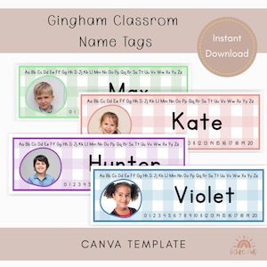 以下が含まれることがあります： ギンガム柄の教室名札。子供たちの写真と名前（May、Kate、Hunter、Violet）が特徴です。各タグはパステルカラーのギンガムパターンと数字のラインを備えています。「CANVA TEMPLATE」の文字が下にあります。