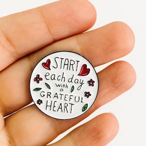 Grateful Heart Enamel Pin, Motivational Affirmation Badge, Gratitude Gift, Positive Quote Pin, Uplifting Jewelry