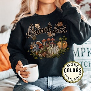 Graziosa felpa autunnale con scritta &quot;Grazie&quot;, con design autunnali leopardati, zucca, scoiattolo, fungo e foglia d&#39;acero per il Ringraziamento.