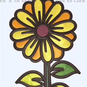 Op de afbeelding: Een gestileerde geborduurde bloem met een kleurenschema van geel, oranje en groen. De bloem heeft een bruine stengel en bladeren.