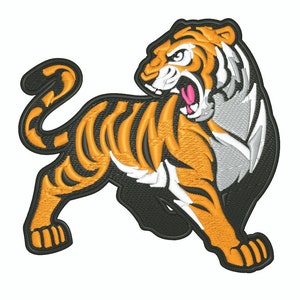 Op de afbeelding: Een woeste oranje en zwarte tijger met witte strepen brult met zijn bek open, toont zijn tanden en zijn roze tong. De tijger staat met zijn staart achter zich.