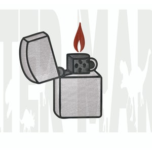 Könnte beinhalten: Ein silberner Feuerzeug mit einer roten Flamme und einem schwarzen Deckel. Das Feuerzeug ist offen und der Deckel ist hochgeklappt.