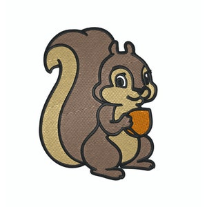 Może przedstawiać: Brązowa kreskówkowa wiewiórka z puszystym ogonem trzymająca brązowy żołądź w łapkach.