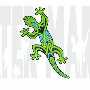 Pode incluir: Gecko bordado em verde e azul com contorno preto. O gecko está em um design tribal estilizado.