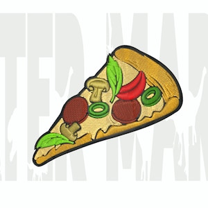 Könnte beinhalten: Ein Stück Pizza mit Pepperoni, Pilzen, grünen Paprikaschoten und roten Paprikaschoten. Die Pizza befindet sich auf einem gelben Hintergrund.