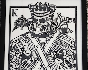 Arte enmarcado de calavera del Rey de Espadas – Decoración de póker grabada con láser