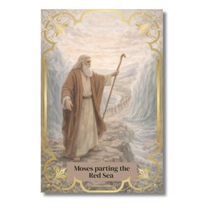Op de afbeelding: Een artistieke prent die Mozes toont die de Rode Zee splitst. Mozes, met een lange witte baard en staf, staat op een rotsachtige uitloper. De Rode Zee is verdeeld en onthult een pad voor mensen om doorheen te lopen. De afbeelding is omlijst met een gouden decoratieve rand.