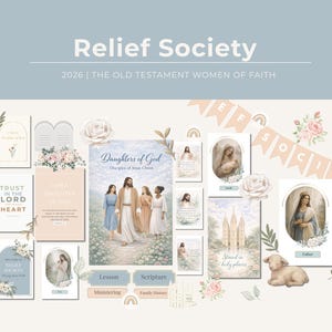 Può includere: Una collezione di biglietti e banner illustrati con il testo "Relief Society" e "Daughters of God". I biglietti presentano immagini di Gesù Cristo, donne e composizioni floreali in morbidi colori pastello. È presente anche una piccola statuina di agnello.