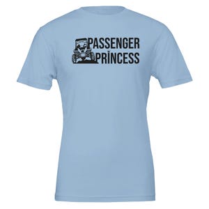 Könnte beinhalten: Hellblaues T-Shirt mit einer schwarzen Grafik eines Side-by-Side-Fahrzeugs und dem Text "Passenger Princess".