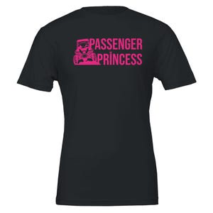 Könnte beinhalten: Schwarzes T-Shirt mit einer pinkfarbenen Grafik eines Side-by-Side-Fahrzeugs und dem Text "Passenger Princess".
