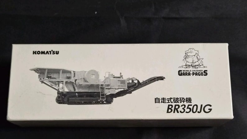 Op de afbeelding: Witte doos met een illustratie van een Komatsu mobiele crusher model. De doos bevat Japanse en Engelse tekst, waaronder "BR350JG" en "Gara-Pagos". De afbeelding toont een gedetailleerde tekening van de machine.