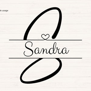 Peut inclure: Une lettre S cursive noire avec un petit c&oelig;ur au-dessus et le nom "Sandra" &eacute;crit en cursive en dessous de la lettre. La lettre est divis&eacute;e en deux avec une ligne horizontale au-dessus et en dessous du nom.