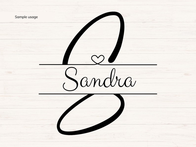Peut inclure: Une lettre S cursive noire avec un petit c&oelig;ur au-dessus et le nom "Sandra" &eacute;crit en cursive en dessous de la lettre. La lettre est divis&eacute;e en deux avec une ligne horizontale au-dessus et en dessous du nom.