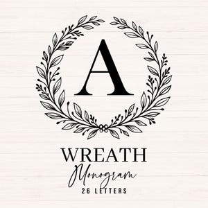 Könnte beinhalten: Ein schwarzer Buchstabe "A" ist in einem kreisförmigen Kranz aus Blättern und Beeren zentriert. Die Worte "WREATH Monogram" stehen darunter, mit "26 LETTERS" darunter. Das Design befindet sich auf einem weißen Holzmaserungshintergrund.