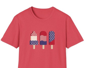Könnte beinhalten: Rotes T-Shirt mit einem Motiv von drei Eis am Stiel, die mit roten, weißen und blauen Sternen verziert sind.