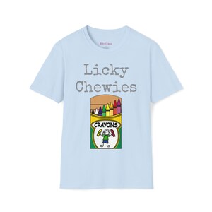 Licky Chewies - en humoristisk t-shirt som lekfullt driver med marinsoldater med en ask kritor på framsidan. bild 6
