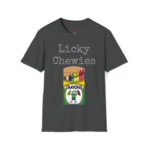 Licky Chewies - en humoristisk t-shirt som lekfullt driver med marinsoldater med en ask kritor på framsidan. bild 3