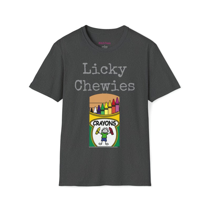 Licky Chewies - en humoristisk t-shirt som lekfullt driver med marinsoldater med en ask kritor på framsidan. bild 3