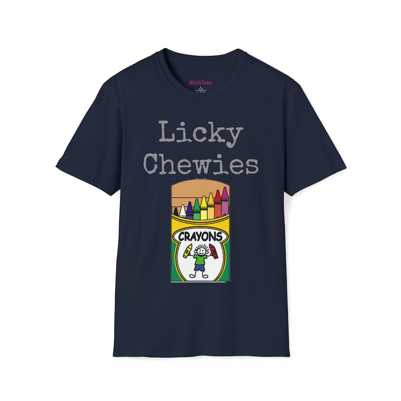 Licky Chewies - en humoristisk t-shirt som lekfullt driver med marinsoldater med en ask kritor på framsidan. bild 1