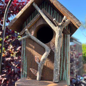 Hand Painted Birdhouse, Rustic Weathered Wood, Backyard Decor afbeelding 8