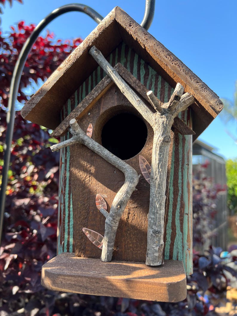 Hand Painted Birdhouse, Rustic Weathered Wood, Backyard Decor afbeelding 8