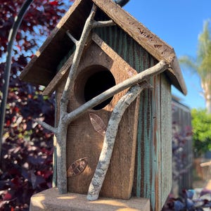 Hand Painted Birdhouse, Rustic Weathered Wood, Backyard Decor afbeelding 10