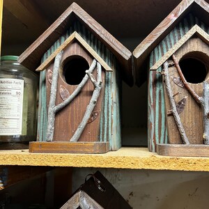 Hand Painted Birdhouse, Rustic Weathered Wood, Backyard Decor afbeelding 9
