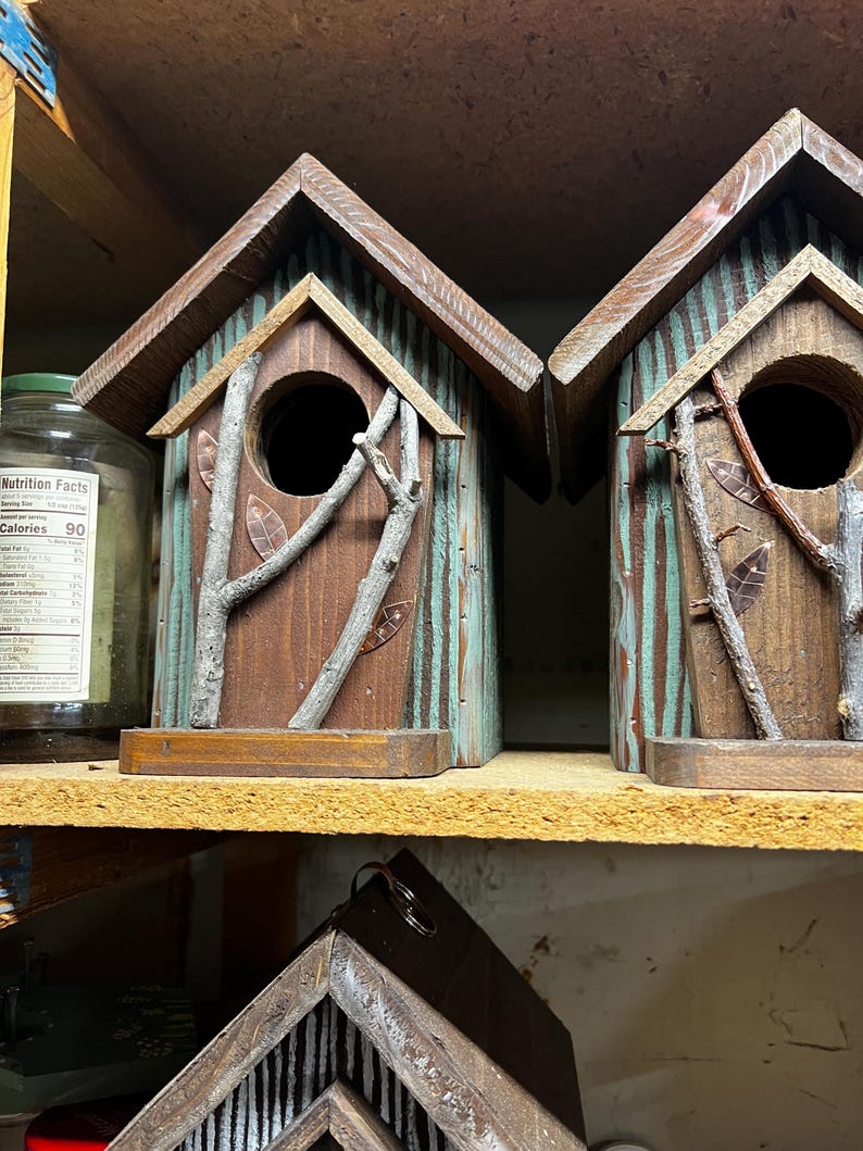 Hand Painted Birdhouse, Rustic Weathered Wood, Backyard Decor afbeelding 9
