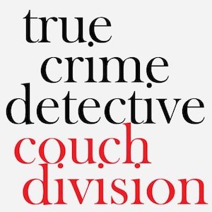 Pode incluir: Gráfico de texto com as palavras "true crime detective couch division" em um layout empilhado. As palavras "true", "crime" e "detective" são pretas, enquanto "couch" e "division" são vermelhas.