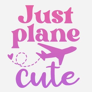 Op de afbeelding: Een grafisch ontwerp met de woorden "Just plane cute" in roze en paarse tinten. Een paars vliegtuig vliegt met een stippellijn en een hart. Het ontwerp staat op een witte achtergrond.