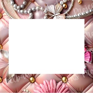 Puede incluir: Un marco decorativo con un fondo acolchado rosa. Tachuelas doradas se colocan en las intersecciones del patrón acolchado. El marco está adornado con perlas, mariposas y una flor rosa.