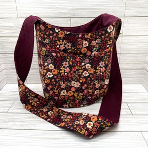 Bolso bandolera, reversible o con cierre magnético, bolso de hombro bohemio, cartera hippie de moda, bolso bandolera tipo hobo, diseño floral burdeos