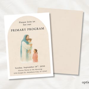 Puede incluir: Tarjeta de invitación beige con el texto "Please Join us for our PRIMARY PROGRAM". La tarjeta presenta una ilustración en acuarela de una figura con túnicas blancas y azules que sostiene a dos niños. También se incluye la fecha y la hora.