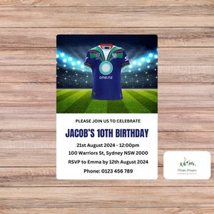 Może przedstawiać: Niebiesko-zielona koszulka do rugby z napisem "one.nz" z przodu. Koszulka znajduje się na zielonym boisku ze stadionem w tle. Tekst "PLEASE JOIN US TO CELEBRATE JACOB'S 10TH BIRTHDAY" znajduje się na górze zaproszenia. Zaproszenie zawiera również datę, godzinę, miejsce i informacje RSVP.