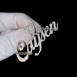 Colgante de plata de ley 925 con forma de corazón personalizado con letras y nombre de diamante moissanita VVS simulado de 1,47 quilates para mujer, regalo de cumpleaños para ella