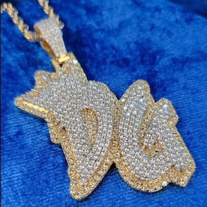 Colgante personalizado de moissanita redonda con inicial de plata 925 con acabado helado estilo hip hop para hombres y mujeres, regalo de cumpleaños para él, pasa el control de diamantes