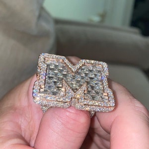 Anillo de campeonato con inicial de plata con moissanita esmeralda VVS de primera calidad para hombre, joyería para mujer, regalo de boda