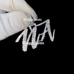 Colgante personalizado de plata esterlina 925 con moissanita VVS helada, cualquier letra, colgante de diseñador totalmente personalizado, regalo de San Valentín para él y para ella