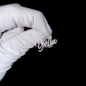 Colgante con nombre en plata de ley 925 con brillantes diamantes moissanita para regalar en cumpleaños y aniversario.