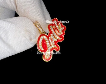 Puede incluir: Un colgante de oro con la palabra "Jada" en esmalte rojo y engastado con piedras de circonita cúbica transparentes.