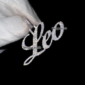 Lindo pingente com letra cursiva / Pingente personalizado de moissanita para teste / Joia de diamante para ela / Prata 925 / Presente de Ano Novo para esposa
