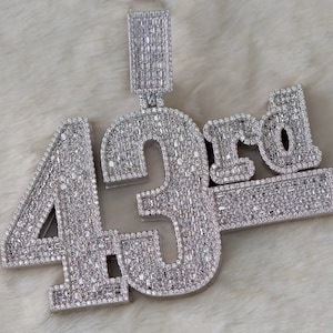 Iced Out Big Rodada Moissanite Inicial e Numérico Pingentes 925 Sterling Silver Jóias Nome Colar Hip Hop Carta Baguette Pingente de Diamante