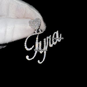 Colgante personalizado con nombre de diamante cultivado en laboratorio, letras personalizadas, placa de identificación, logotipo, colgante de hip hop, joyería, regalos para ella y él.