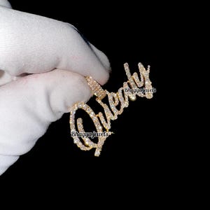 Colgante de diamantes de moissanita helados VVS Hip Hop, regalo con el nombre de la novia, colgante con cualquier letra cursiva personalizada, regalo de fiesta de graduación para ella y él
