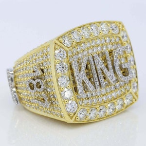 Anillo con busto hacia abajo con letra personalizada "KING" de moissanita VVS de plata 925 helada de primera calidad para regalo de boda de rapero, joyería para hombres que pasa la prueba de diamantes