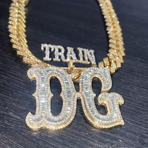 Colgante de plata de ley 925 con letras personalizadas de DG TRAIN, moissanita, baguette y diamantes redondos, estilo hip hop, personalizado