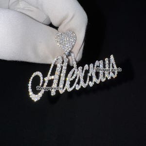 Colgante de corazón Alexxus personalizado con letra cursiva, nombre o símbolo, oro blanco de 14 quilates, cultivado en laboratorio, estilo hip hop, rapero, regalo para ella y él.