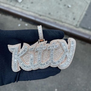 Colgante único VVS Iced Out Custom Letter KITTY, colgante Baguette Moissanite de plata 925, joyería de hip hop personalizada, regalo de aniversario para ella